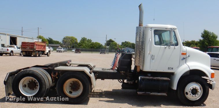 image for item DK8122 2000 International 8100  semi truck