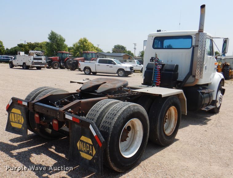 image for item DK8122 2000 International 8100  semi truck