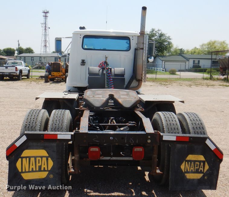 image for item DK8122 2000 International 8100  semi truck