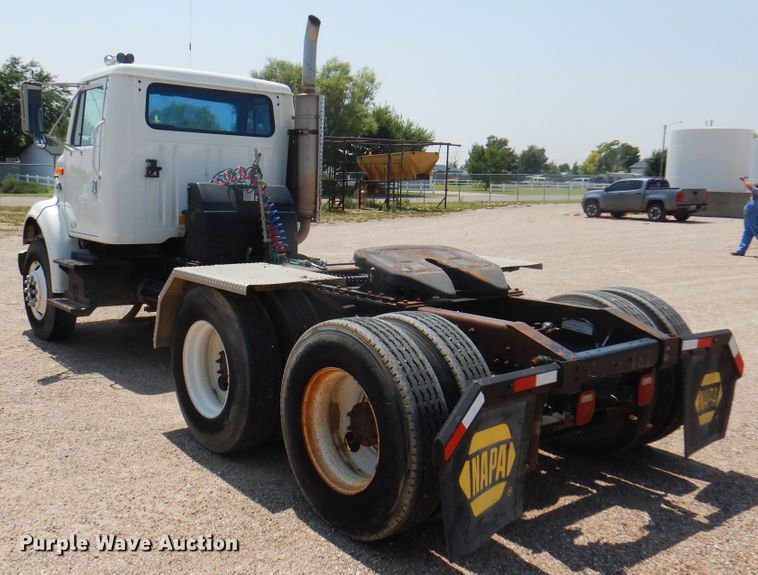 image for item DK8122 2000 International 8100  semi truck