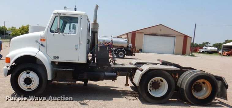 image for item DK8122 2000 International 8100  semi truck
