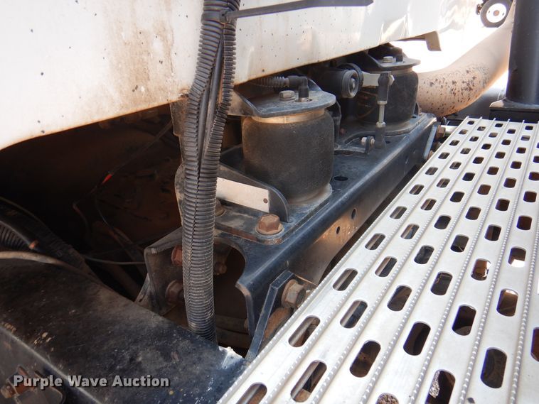 image for item DK8122 2000 International 8100  semi truck