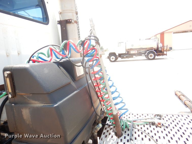 image for item DK8122 2000 International 8100  semi truck