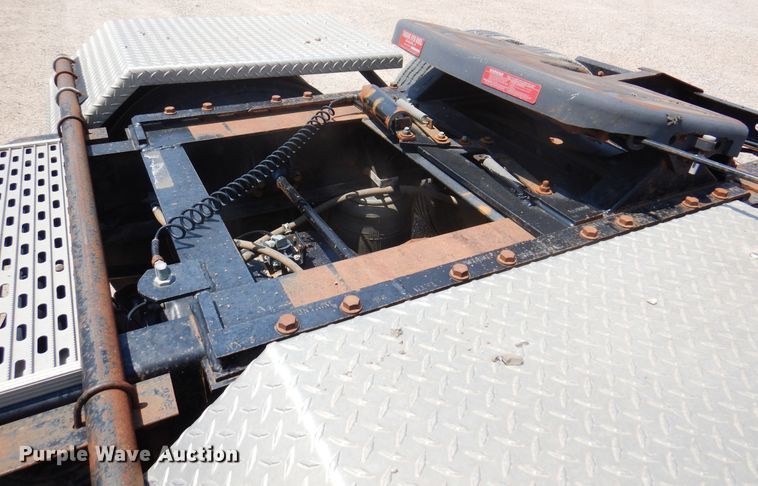 image for item DK8122 2000 International 8100  semi truck