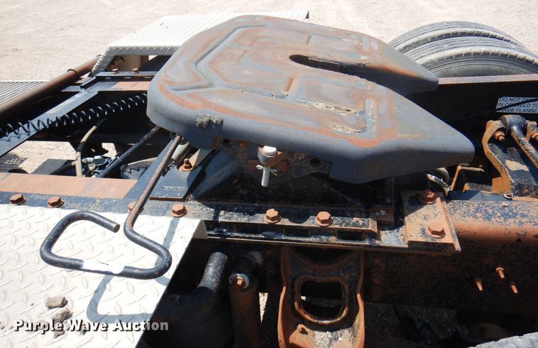 image for item DK8122 2000 International 8100  semi truck