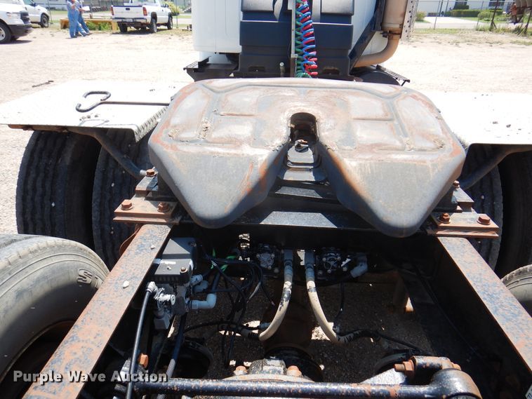 image for item DK8122 2000 International 8100  semi truck