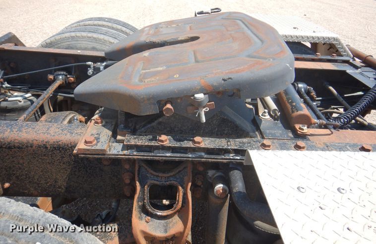 image for item DK8122 2000 International 8100  semi truck