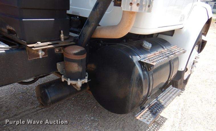 image for item DK8122 2000 International 8100  semi truck