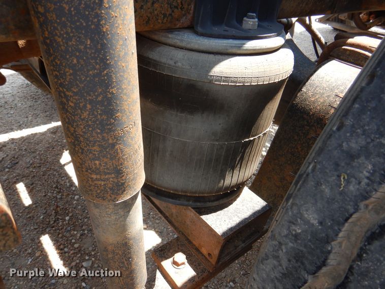 image for item DK8122 2000 International 8100  semi truck