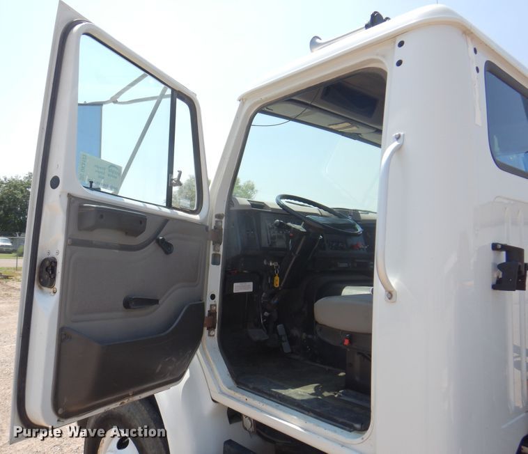 image for item DK8122 2000 International 8100  semi truck