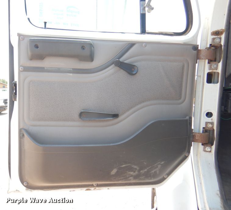 image for item DK8122 2000 International 8100  semi truck