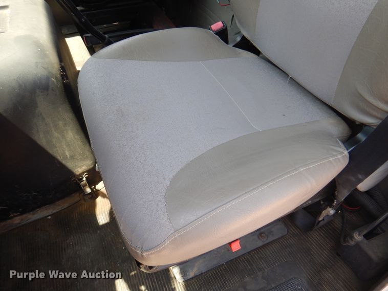 image for item DK8122 2000 International 8100  semi truck