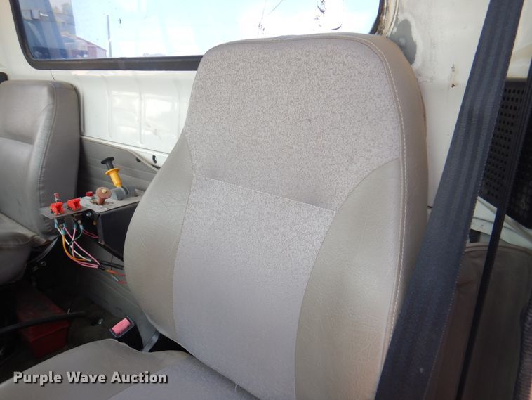 image for item DK8122 2000 International 8100  semi truck