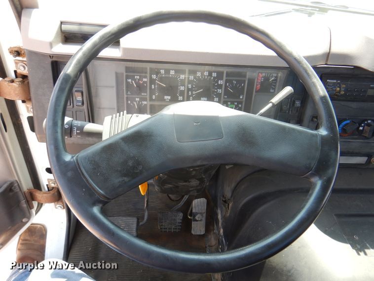 image for item DK8122 2000 International 8100  semi truck