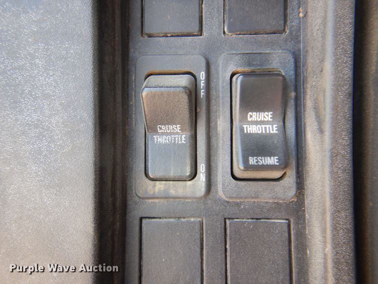 image for item DK8122 2000 International 8100  semi truck