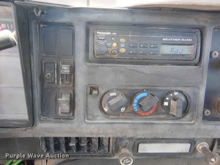 image for item DK8122 2000 International 8100  semi truck