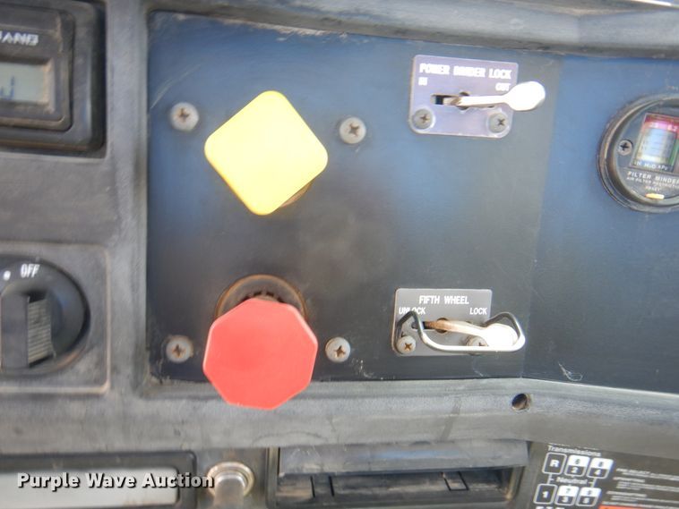 image for item DK8122 2000 International 8100  semi truck