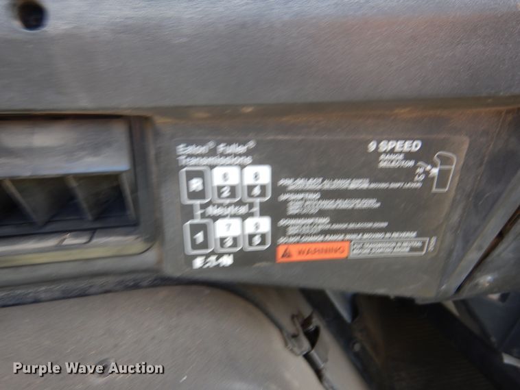 image for item DK8122 2000 International 8100  semi truck