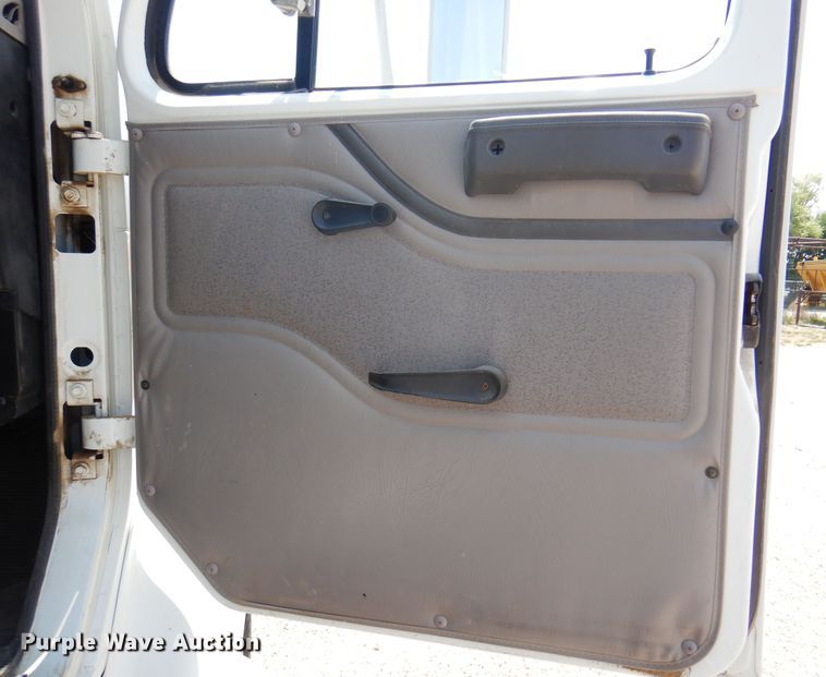 image for item DK8122 2000 International 8100  semi truck