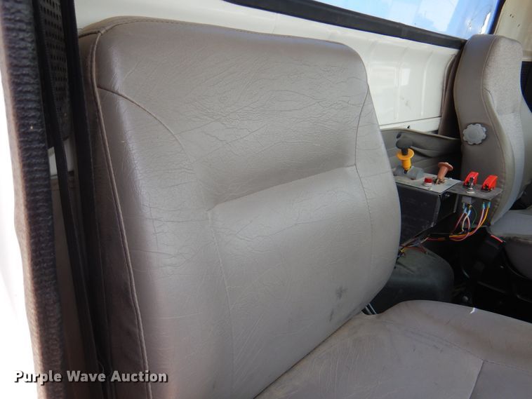 image for item DK8122 2000 International 8100  semi truck