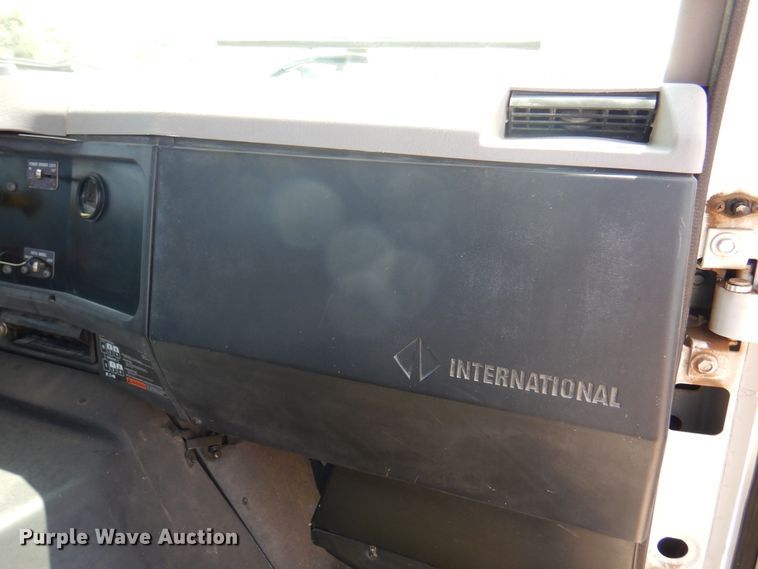 image for item DK8122 2000 International 8100  semi truck