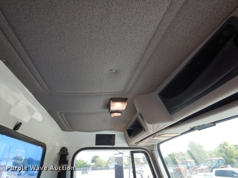 image for item DK8122 2000 International 8100  semi truck