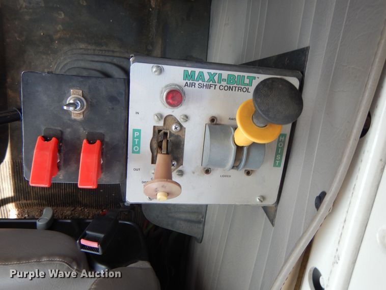 image for item DK8122 2000 International 8100  semi truck