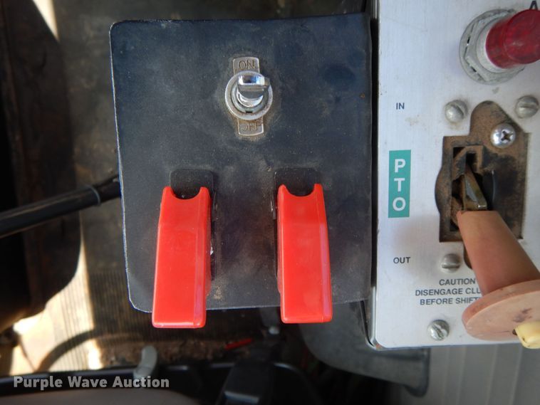 image for item DK8122 2000 International 8100  semi truck