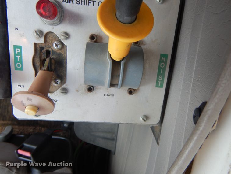 image for item DK8122 2000 International 8100  semi truck