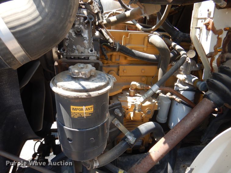 image for item DK8122 2000 International 8100  semi truck