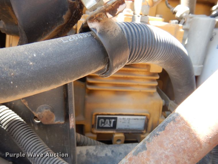 image for item DK8122 2000 International 8100  semi truck