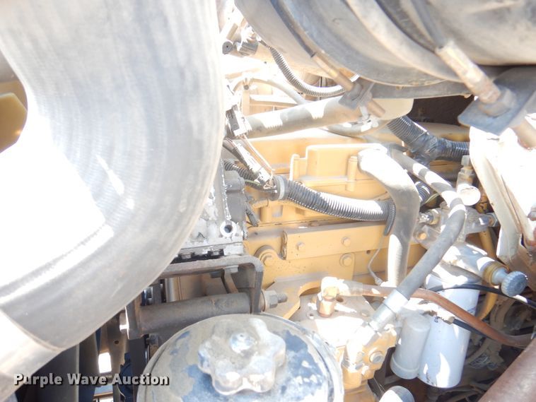 image for item DK8122 2000 International 8100  semi truck