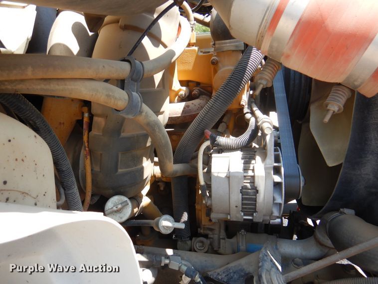 image for item DK8122 2000 International 8100  semi truck