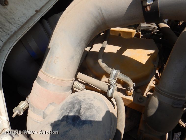 image for item DK8122 2000 International 8100  semi truck