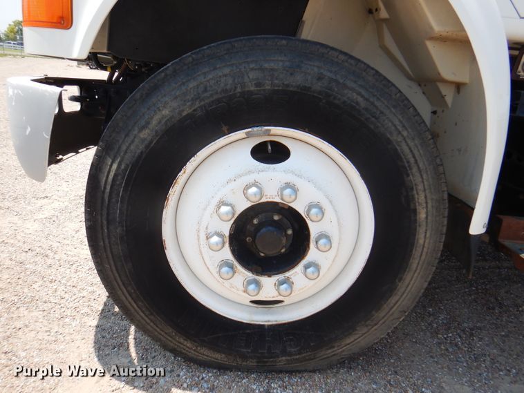 image for item DK8122 2000 International 8100  semi truck