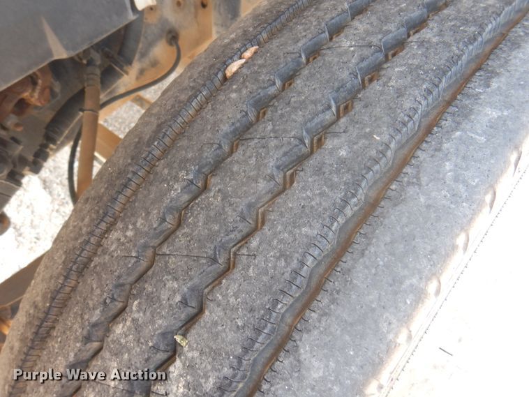 image for item DK8122 2000 International 8100  semi truck