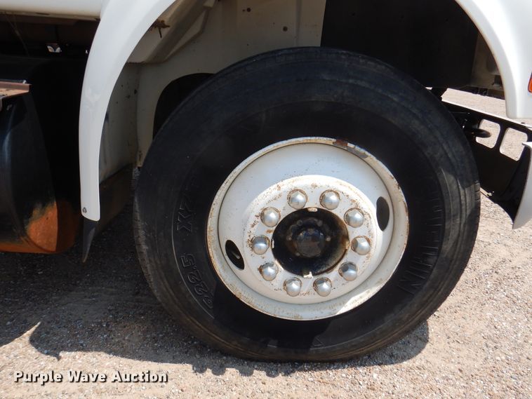 image for item DK8122 2000 International 8100  semi truck