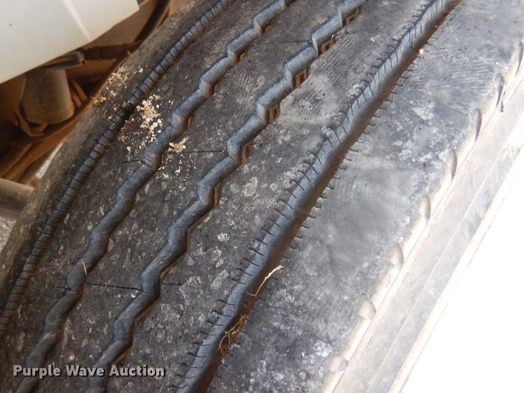 image for item DK8122 2000 International 8100  semi truck