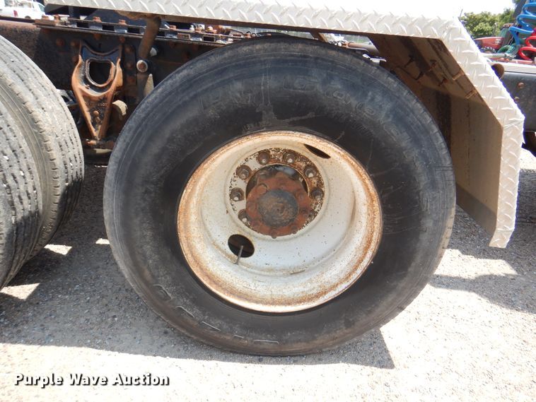 image for item DK8122 2000 International 8100  semi truck