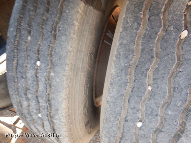 image for item DK8122 2000 International 8100  semi truck