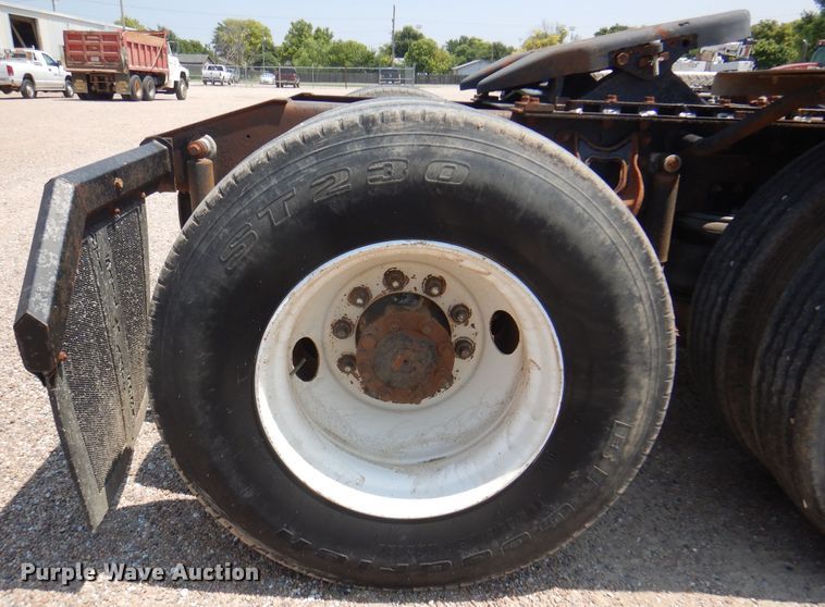 image for item DK8122 2000 International 8100  semi truck