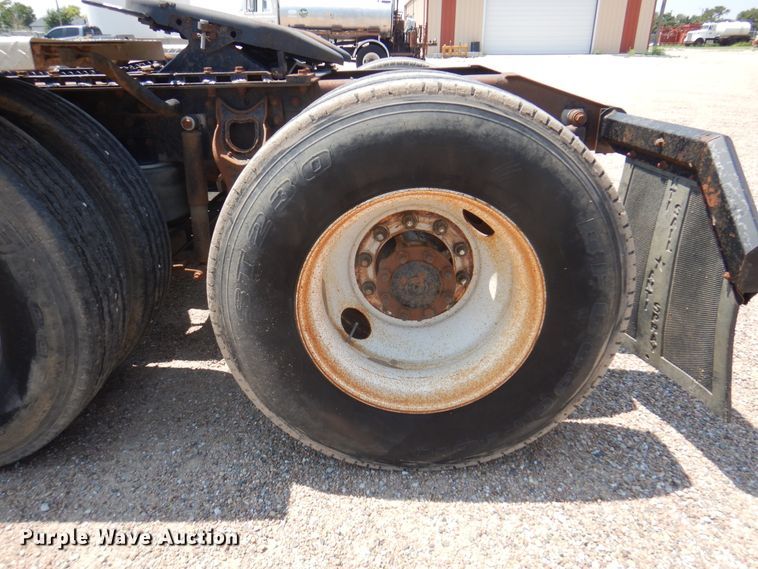 image for item DK8122 2000 International 8100  semi truck