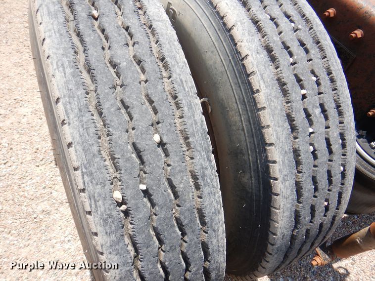 image for item DK8122 2000 International 8100  semi truck