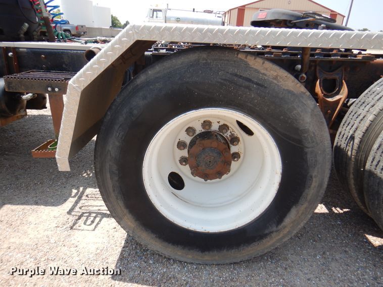 image for item DK8122 2000 International 8100  semi truck