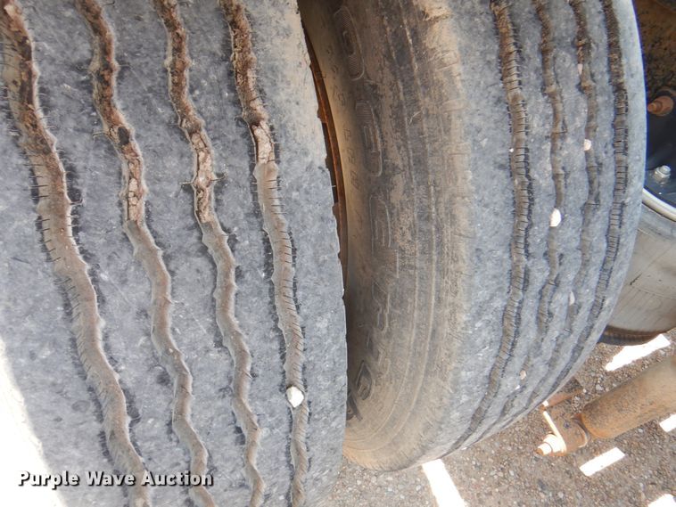 image for item DK8122 2000 International 8100  semi truck