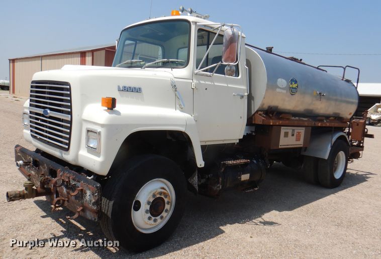 image for item DK8123 1987 Ford L8000  oil distributor truck