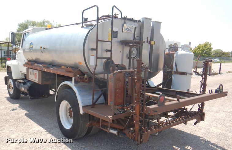 image for item DK8123 1987 Ford L8000  oil distributor truck