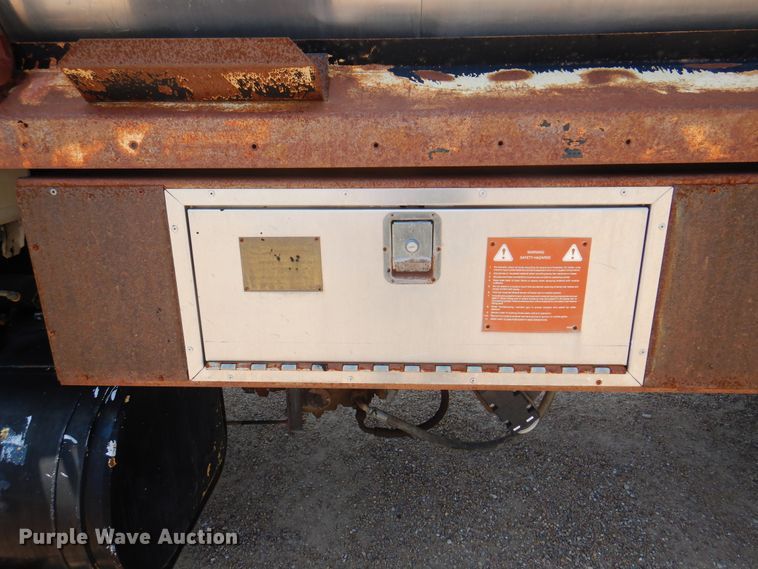 image for item DK8123 1987 Ford L8000  oil distributor truck