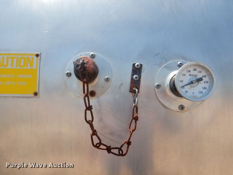 image for item DK8123 1987 Ford L8000  oil distributor truck