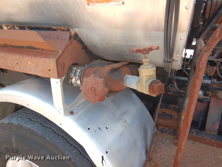 image for item DK8123 1987 Ford L8000  oil distributor truck